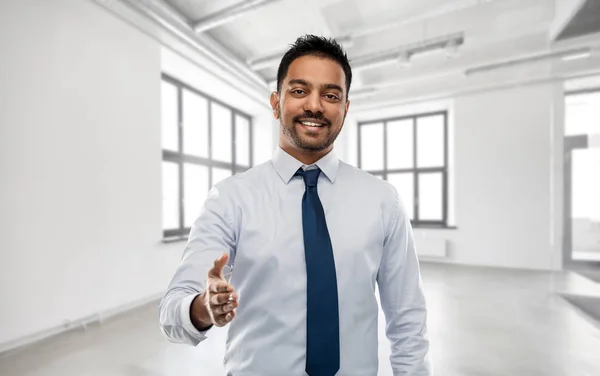 Geschäftsmann oder Makler reicht Hand zum Händedruck — Stockfoto