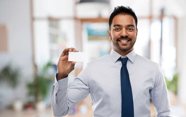 Indischer Geschäftsmann mit Visitenkarte im Büro — Stockfoto