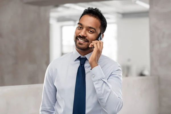 Indiase zakenman opgeroepen smartphone op kantoor — Stockfoto