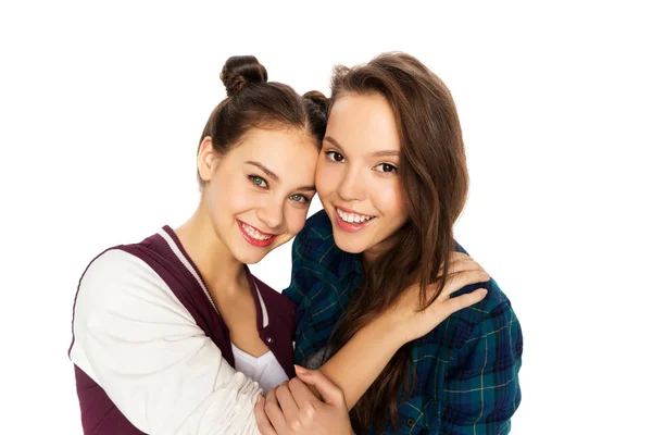 Szczęśliwy uśmiechający się ładny nastoletnich dziewcząt przytulanie — Zdjęcie stockowe