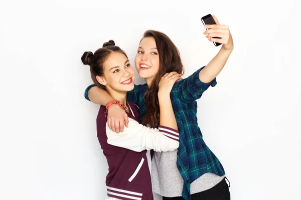 Meninas adolescentes felizes tirando selfie por smartphone — Fotografia de Stock