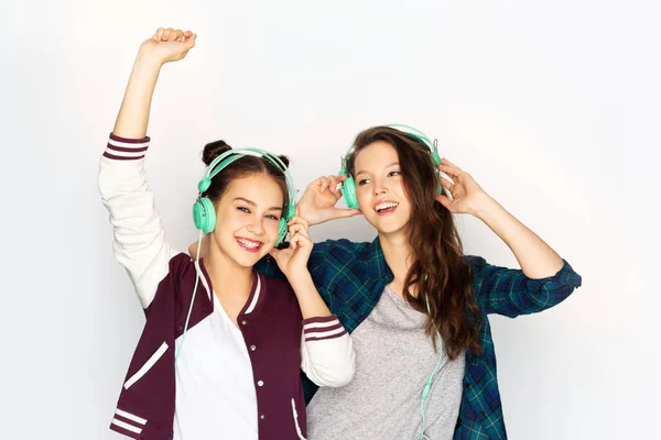 Meninas adolescentes em fones de ouvido ouvindo música — Fotografia de Stock
