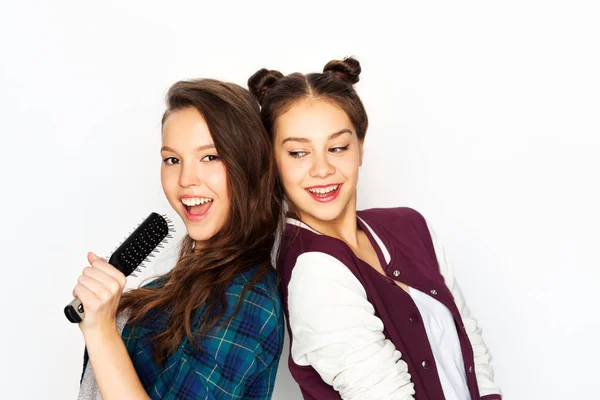 Meninas adolescentes cantando para escova de cabelo e se divertindo — Fotografia de Stock