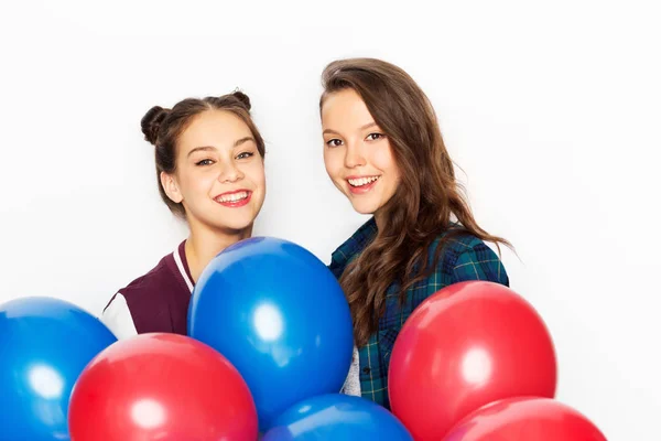 Glückliche Teenager-Mädchen mit Heliumballons — Stockfoto