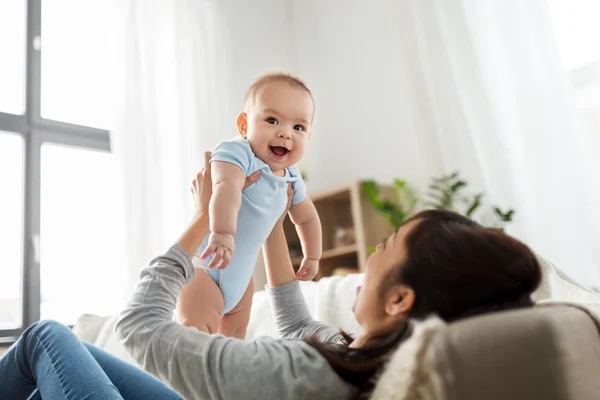 Lycklig mor med liten son hemma — Stockfoto