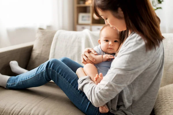 Happy mother with little baby son at home — Stock Photo, Image