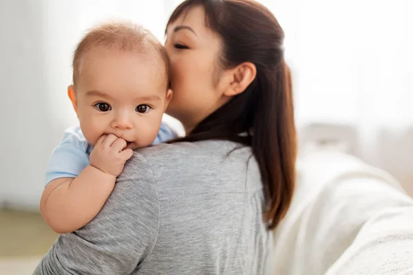 Vicino di felice madre baciare bambino figlio a casa — Foto Stock