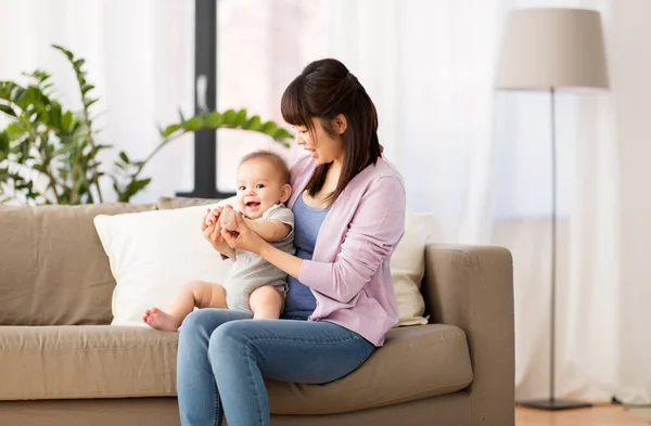 Feliz joven asiático madre con poco bebé en casa —  Fotos de Stock