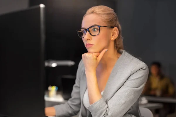 在夜间办公室从事计算机工作的女商人 — 图库照片