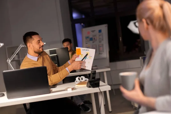 Team aziendale con documenti che lavorano fino a tardi in ufficio — Foto Stock