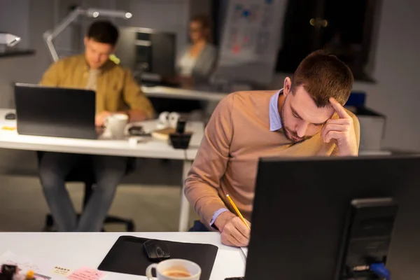 Mannen med dator arbetar sent på natten kontor — Stockfoto