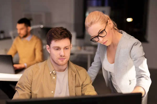 Business team with computer working late at office — Stock Photo, Image