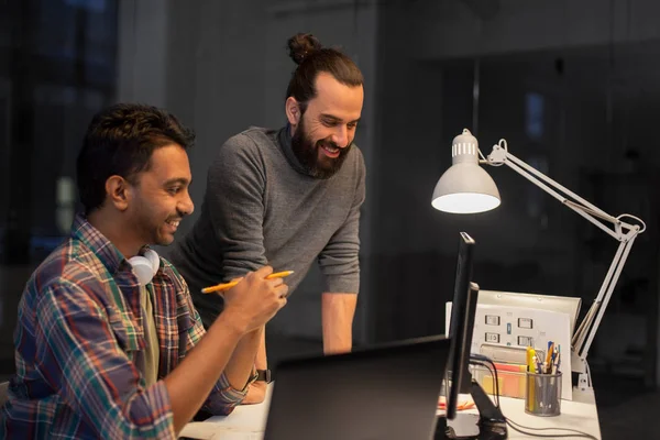 Creatieve team met computer werkt laat op kantoor — Stockfoto