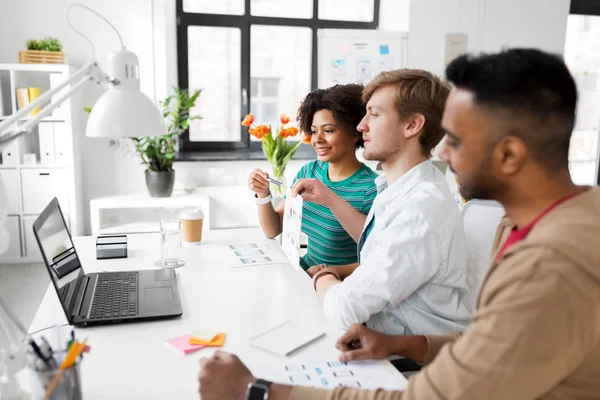 Equipe criativa tendo videoconferência no escritório — Fotografia de Stock