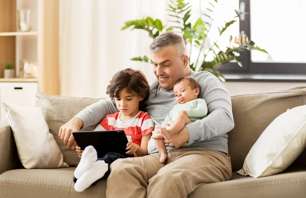 Padre felice con preadolescente e figlio bambino a casa — Foto Stock