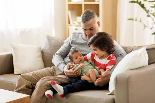 Padre feliz con preadolescente e hijo bebé en casa — Foto de Stock