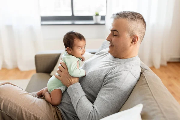 Gelukkig vader met kleine babyjongen thuis — Stockfoto