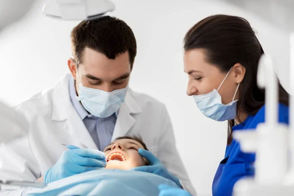 Dentysta, sprawdzanie dziecko zębów w klinice stomatologicznej — Zdjęcie stockowe