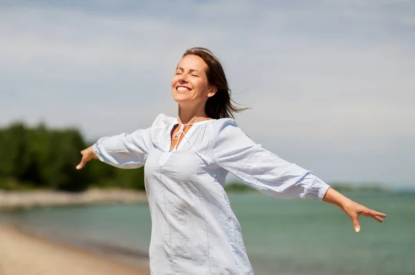 Feliz mulher sorridente na praia de verão — Fotografia de Stock