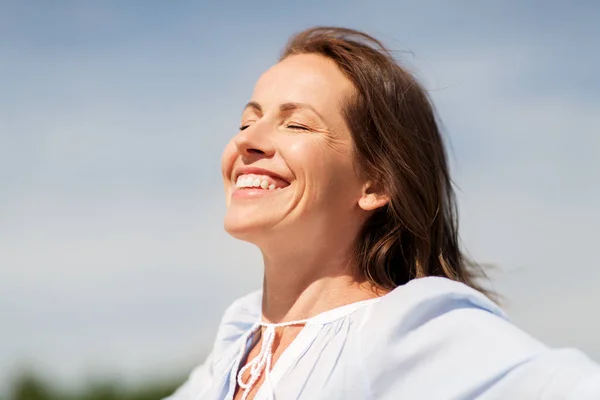 Gelukkig lachende vrouw genieten van zon — Stockfoto