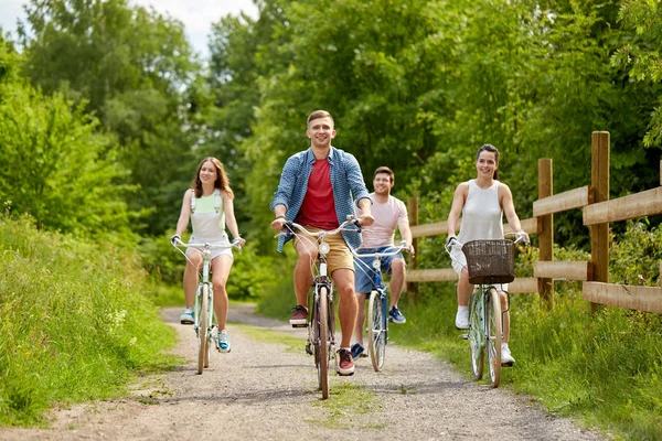 Happy friends riding fixed gear bicycles in summer — Stock Photo, Image