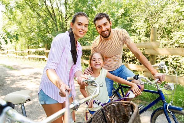 Familia feliz con bicicletas tomando selfie en verano — Foto de Stock