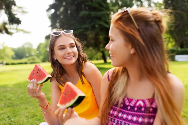 Dospívající dívky jíst meloun na piknik v parku — Stock fotografie