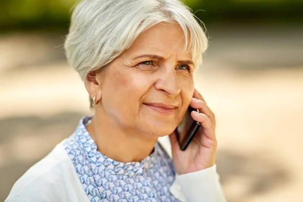Primer plano de la mujer mayor llamando en el teléfono inteligente — Foto de Stock