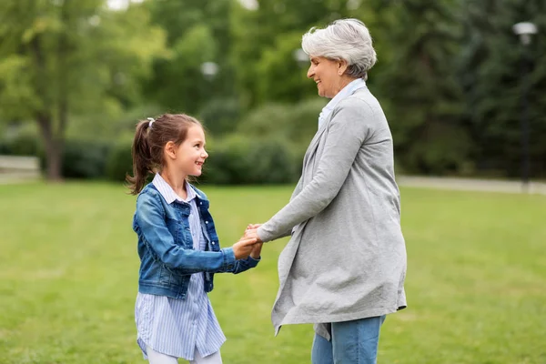 Grandmother and granddaughter playing at park — Stock Photo, Image