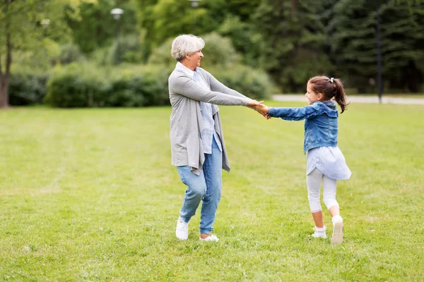 Büyükanne ve torunu parkta oynarken — Stok fotoğraf