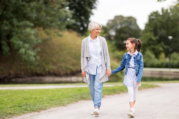 Abuela y nieta caminando en el parque —  Fotos de Stock