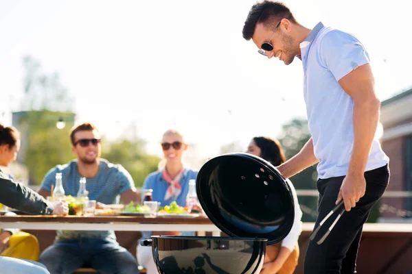 Homme griller sur bbq à la fête sur le toit — Photo