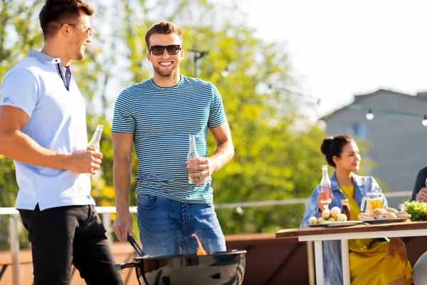 Glada vänner att ha bbq fest på taket — Stockfoto