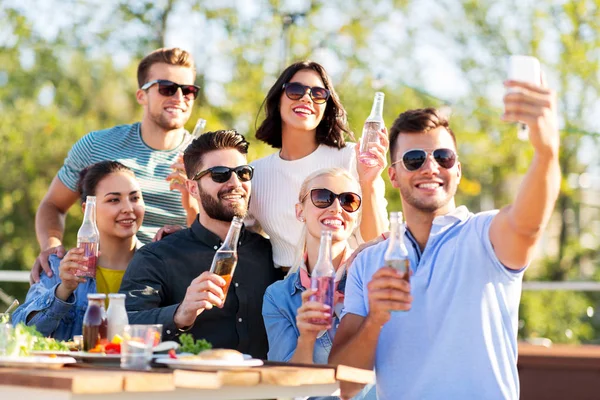 Happy vrienden nemen selfie op dak feestje — Stockfoto
