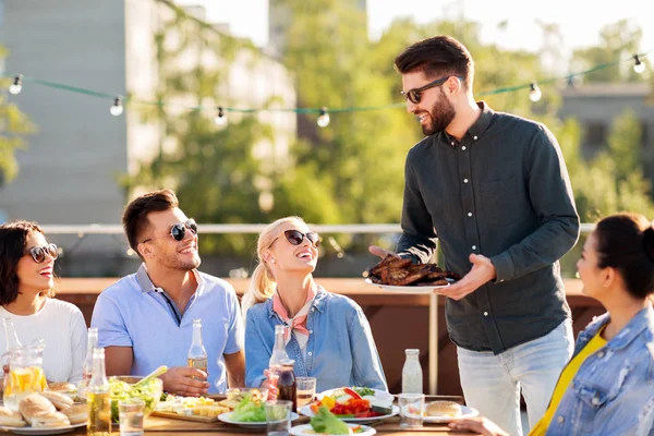 Amigos en la fiesta de barbacoa en la azotea en verano — Foto de Stock