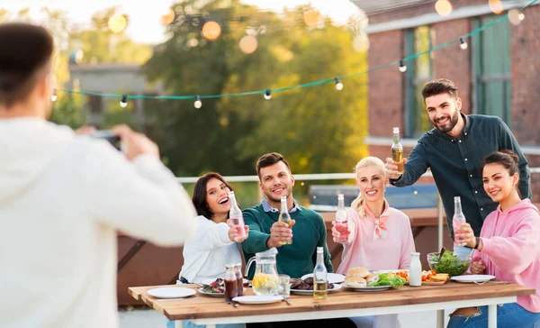 Amis heureux photographier à la fête sur le toit — Photo