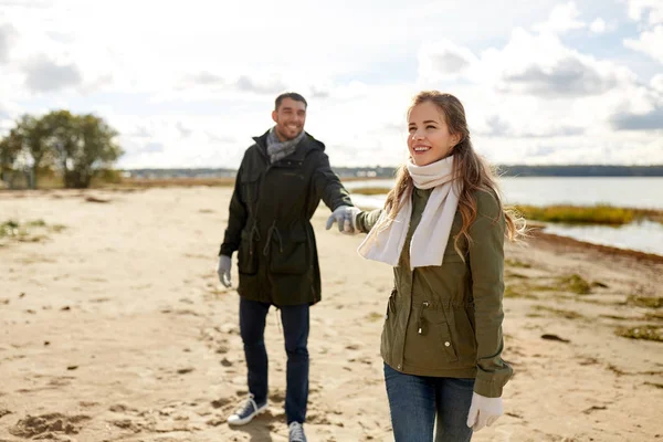 Coppia passeggiando lungo la spiaggia autunnale — Foto Stock