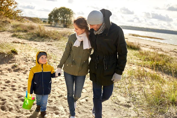 Wandelen langs herfst strand en gelukkige familie — Stockfoto