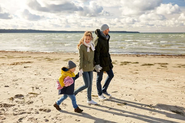 快乐的家庭去野餐在海滩上秋季 — 图库照片