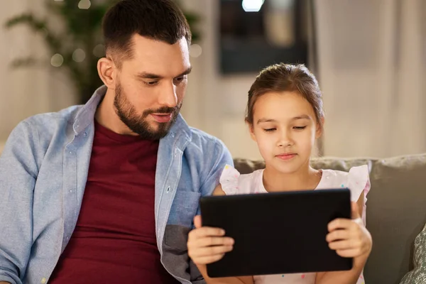 父亲和女儿在家里带着平板电脑 — 图库照片