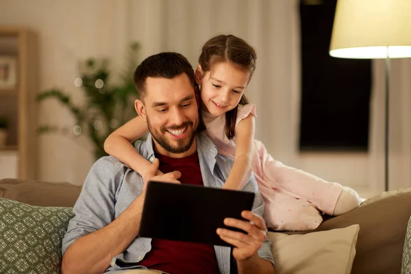 Vader en dochter met tablet computer thuis — Stockfoto