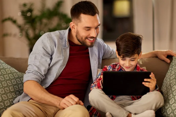 Padre e hijo con tablet PC jugando en casa — Foto de Stock