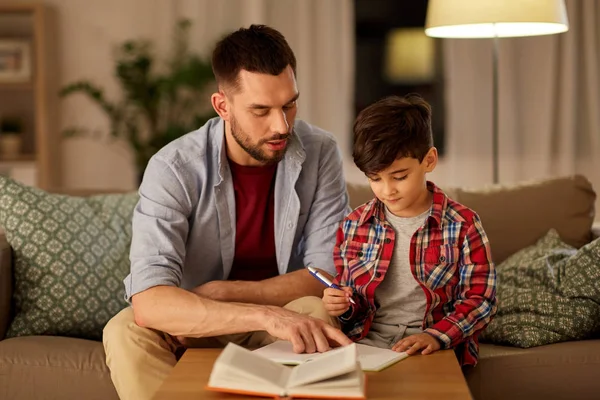 Vater und Sohn machen gemeinsam Hausaufgaben — Stockfoto