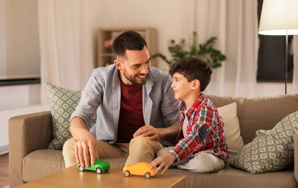 Far och son leka med leksaksbilar hemma — Stockfoto