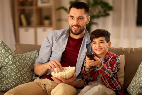 Père et fils avec popcorn regarder la télévision à la maison — Photo