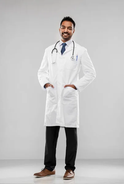 Sorridente índio masculino médico com estetoscópio — Fotografia de Stock