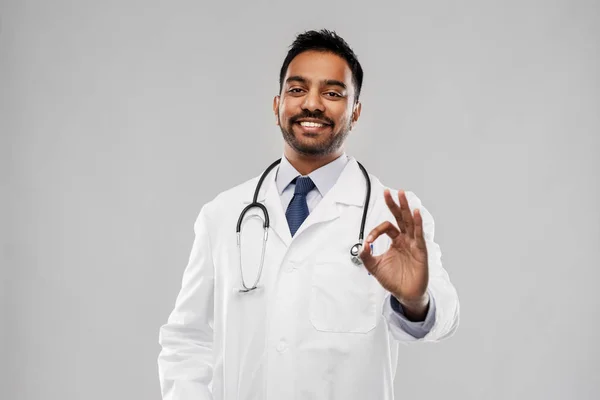 Sonriente indio macho doctor mostrando ok gesto — Foto de Stock