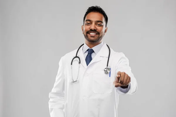 Uśmiechający się indyjski lekarz palcem wskazującym do Ciebie — Zdjęcie stockowe