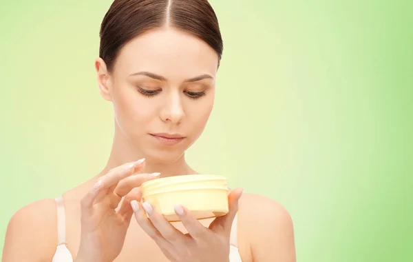 Mooie vrouw met hydraterende crème — Stockfoto