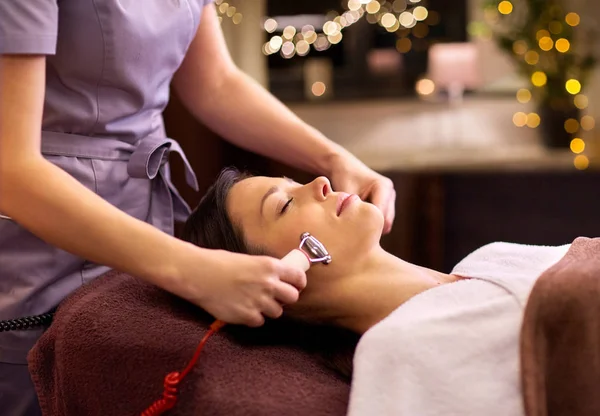 Mujer que tiene tratamiento facial hydradermie en spa — Foto de Stock